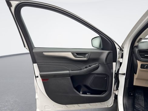 Used 2022 Ford Escape SE w/ Convenience Package FWD image 11