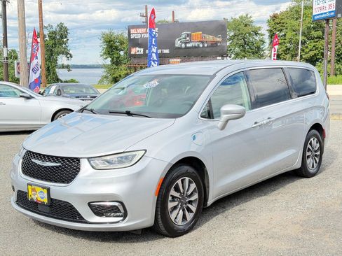 Used 2022 Chrysler Pacifica Touring-L FWD image 8