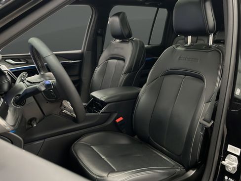 Used 2025 Jeep Grand Cherokee Overland AWD/4WD image 9