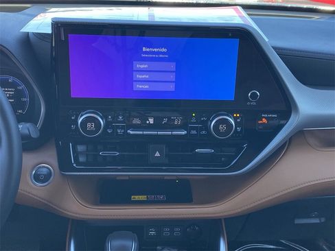 Certified 2025 Toyota Highlander Platinum image 27