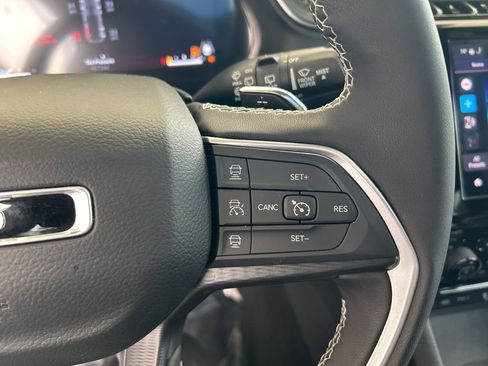 Used 2025 Jeep Grand Cherokee Altitude image 51