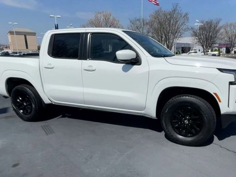 Used 2024 Nissan Frontier SV image 2
