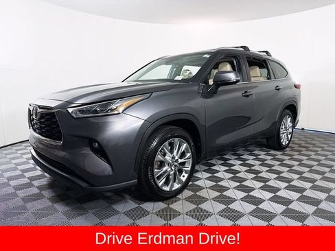 Used 2023 Toyota Highlander Limited FWD image 3