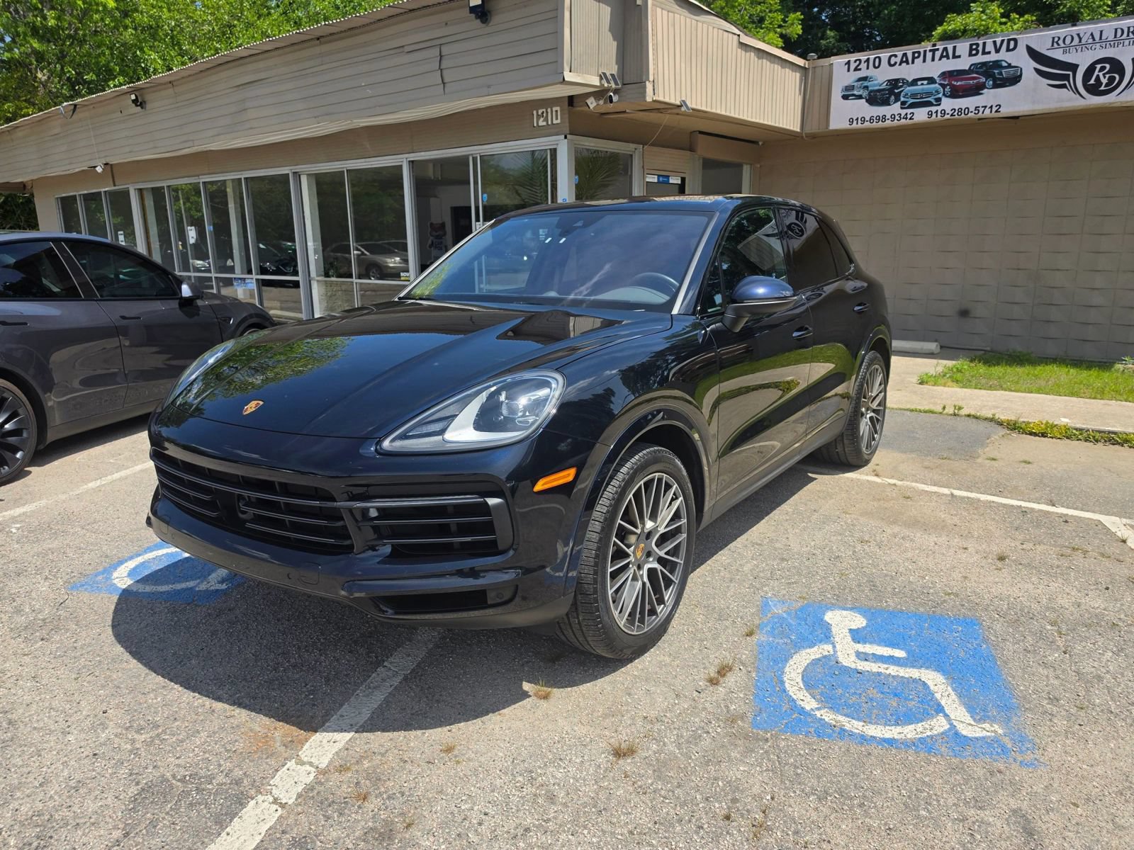 Used 2023 Porsche Cayenne AWD/4WD image 12