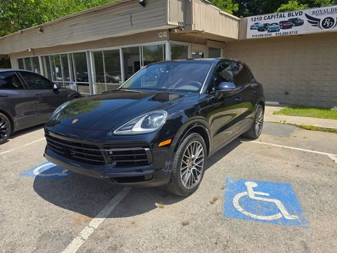 Used 2023 Porsche Cayenne AWD/4WD image 12