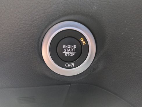 Used 2025 Chrysler Pacifica Select FWD image 25