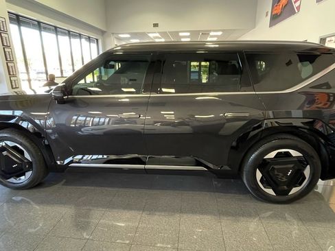 Used 2024 Kia EV9 Land image 2