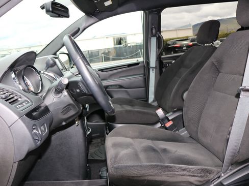 Used 2017 Dodge Grand Caravan SE image 27