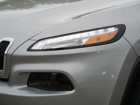 Used 2018 Jeep Cherokee Latitude Plus w/ Cold Weather Group AWD/4WD image 16