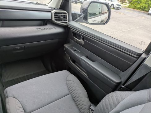 Used 2022 Toyota Tundra SR5 w/ SR5 Convenience Package AWD/4WD image 18