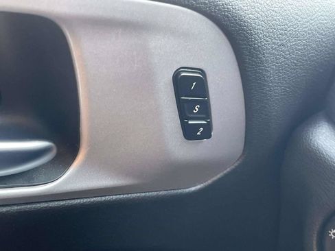Used 2025 Chrysler Pacifica Limited FWD image 23