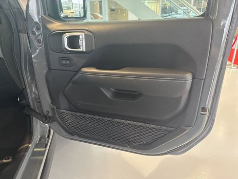 Used 2020 Jeep Wrangler Unlimited Sahara image 28