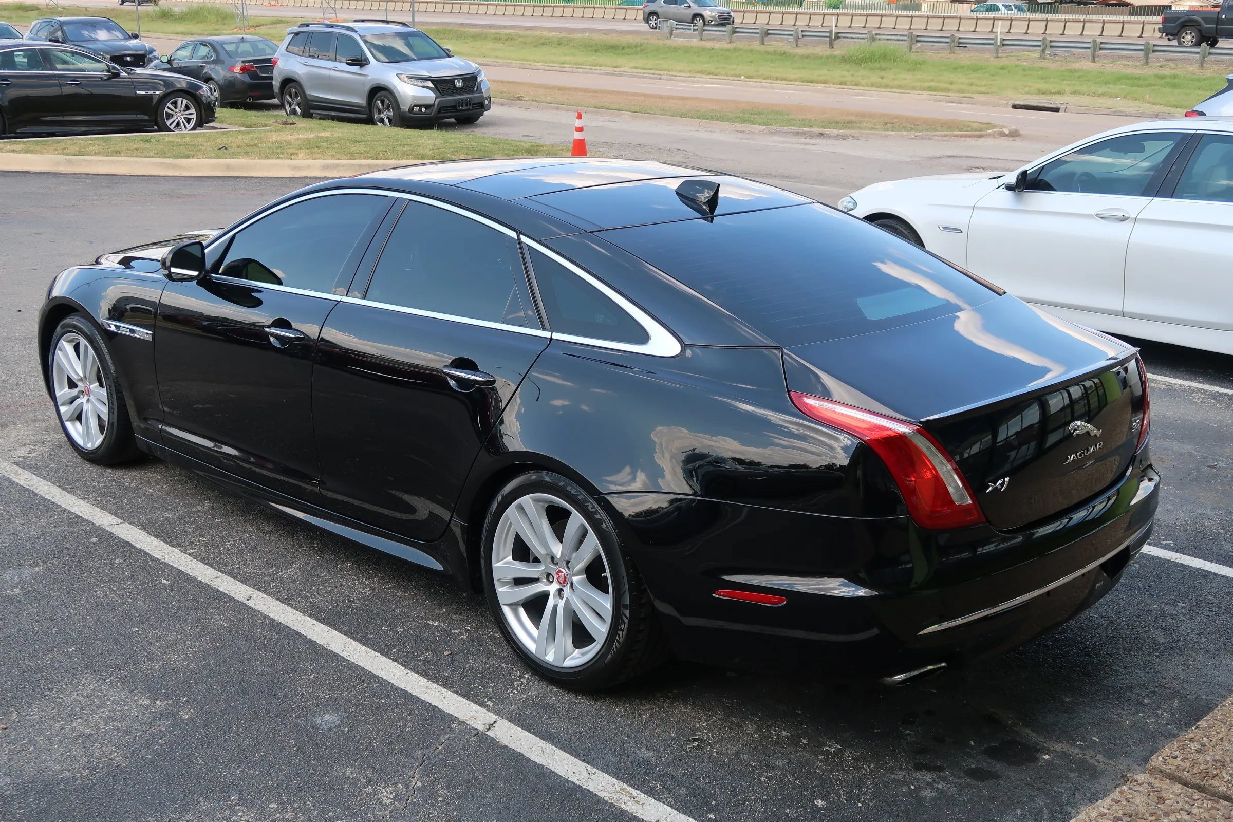 Used 2017 Jaguar XJ R-Sport RWD image 10