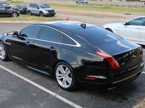Used 2017 Jaguar XJ R-Sport image 10