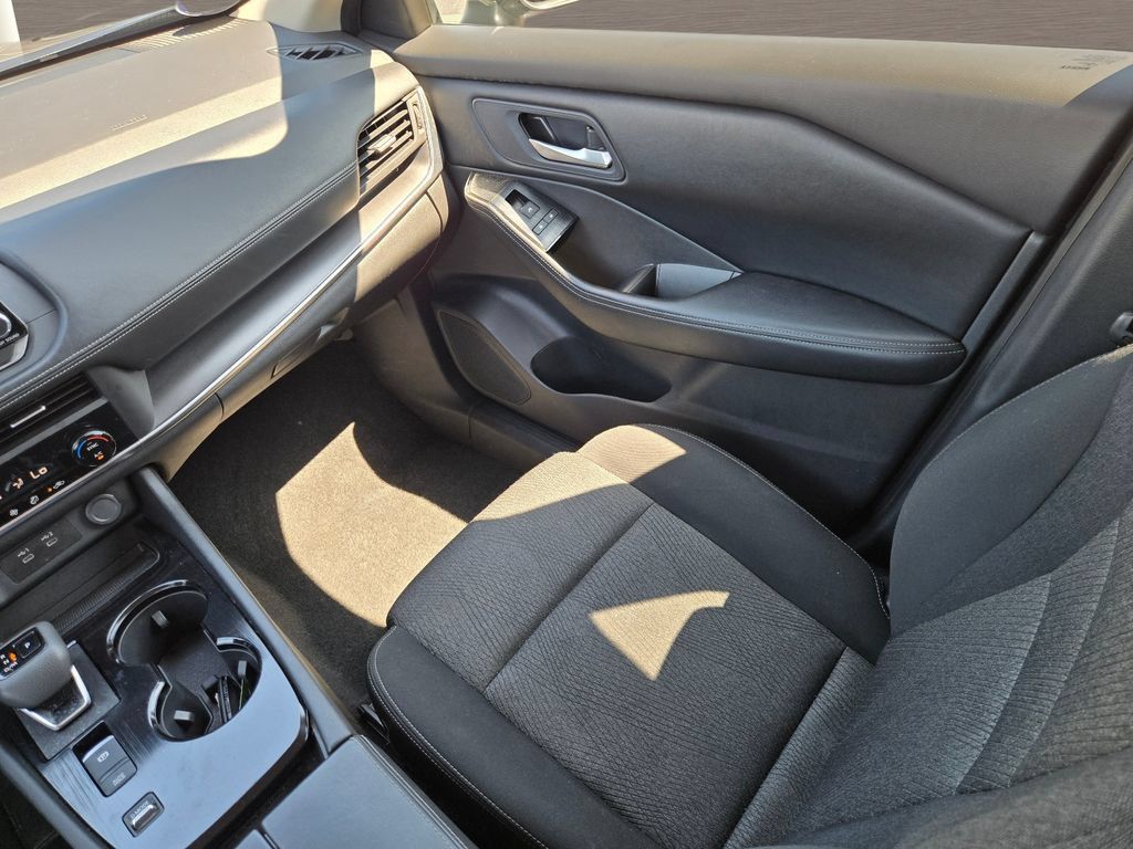 Used 2025 Nissan Rogue SV FWD image 14