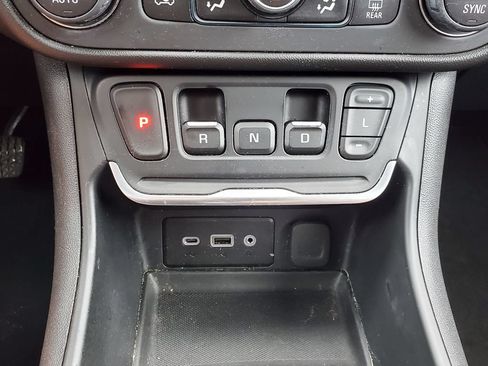 Used 2019 GMC Terrain SLE w/ Driver Convenience Package AWD/4WD image 16