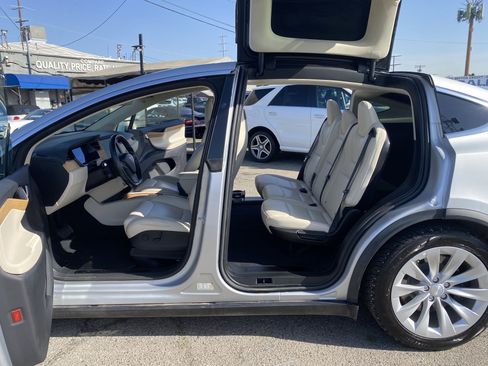 Used 2018 Tesla Model X 75D image 14