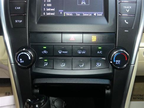 Used 2017 Toyota Camry LE FWD image 37