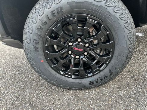 New 2026 GMC Canyon Elevation w/ Convenience Package image 9