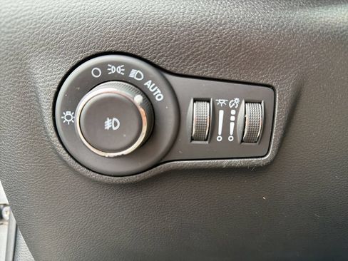 Used 2024 Jeep Compass Latitude w/ Convenience Group AWD/4WD image 40