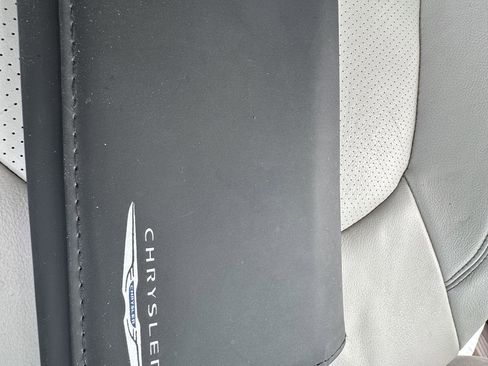 Used 2018 Chrysler Pacifica Touring-L FWD image 18
