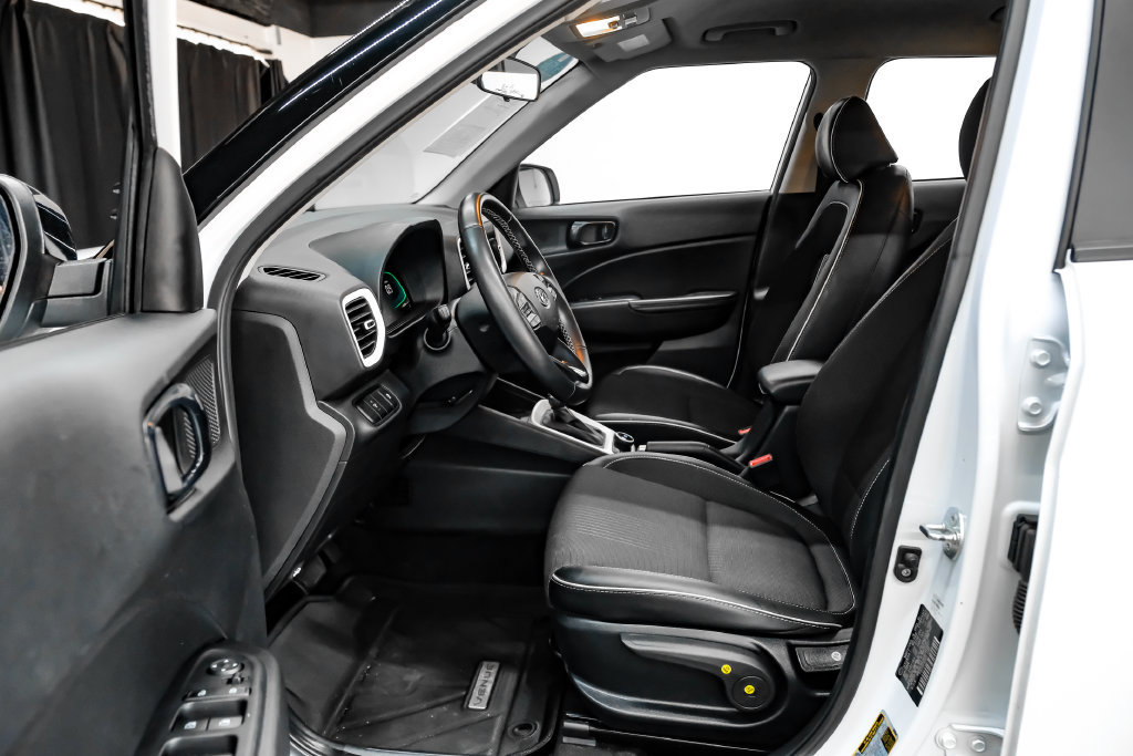 Used 2025 Hyundai Venue Limited FWD image 4
