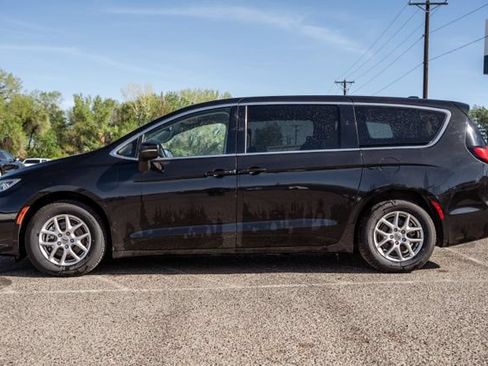 Used 2023 Chrysler Pacifica Touring-L FWD image 8