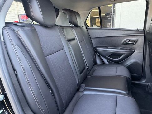 Used 2020 Chevrolet Trax LT w/ LT Convenience Package FWD image 21