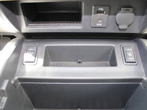 Used 2018 Nissan Titan SV w/ SV Convenience Package image 21