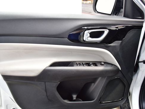 Used 2025 Jeep Compass Limited image 17