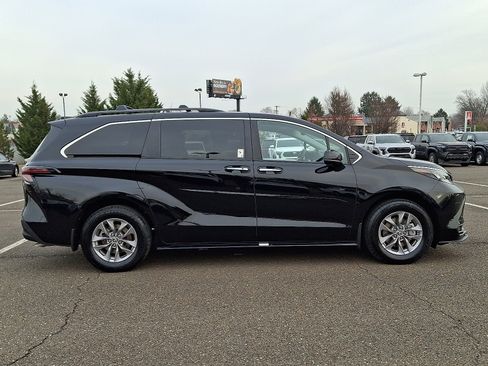 Certified 2025 Toyota Sienna XLE image 7