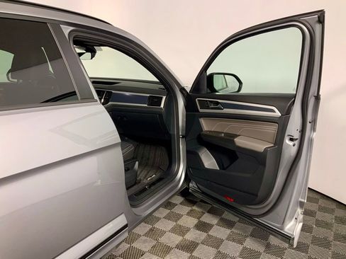 Used 2023 Volkswagen Atlas Cross Sport SEL R-Line AWD/4WD image 37