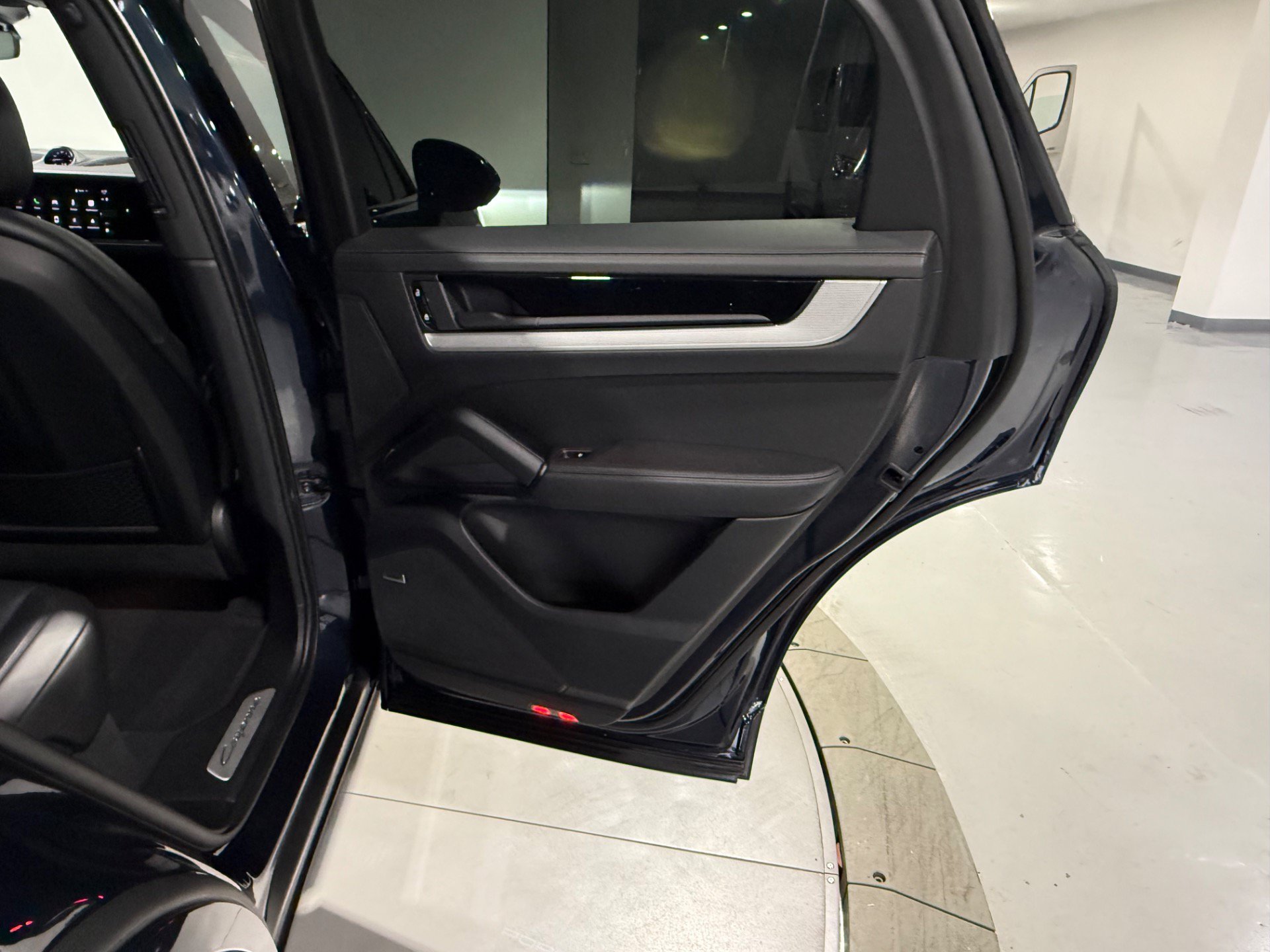 Used 2024 Porsche Cayenne Coupe AWD/4WD image 52