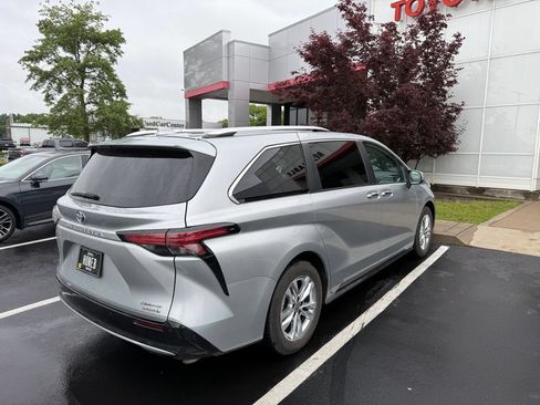 Used 2024 Toyota Sienna Limited FWD image 5