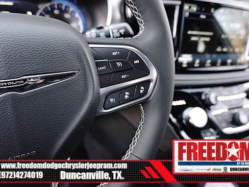 New 2026 Chrysler Pacifica Select image 26