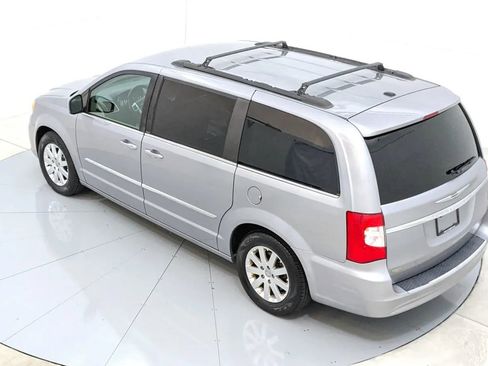 Used 2014 Chrysler Town & Country Touring image 39