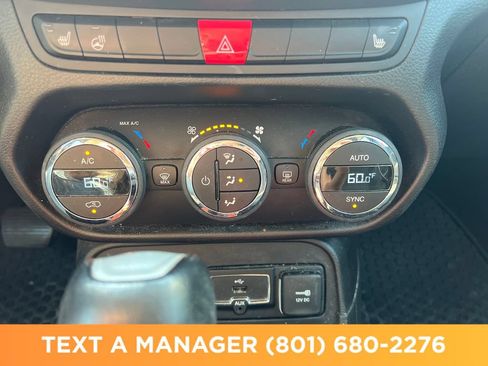 Used 2017 Jeep Renegade Trailhawk w/ Popular Equipment Group AWD/4WD image 27