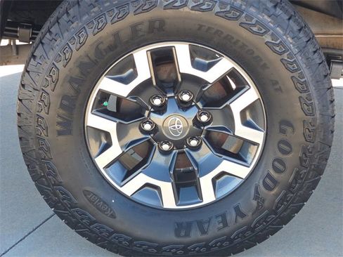 Used 2023 Toyota Tacoma TRD Off-Road image 9