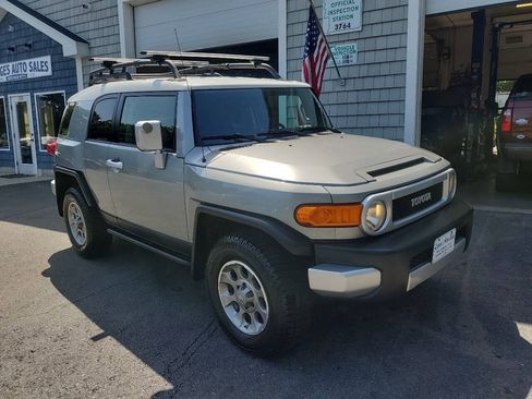 Used 2011 Toyota FJ Cruiser 4WD w/ Convenience Pkg image 2
