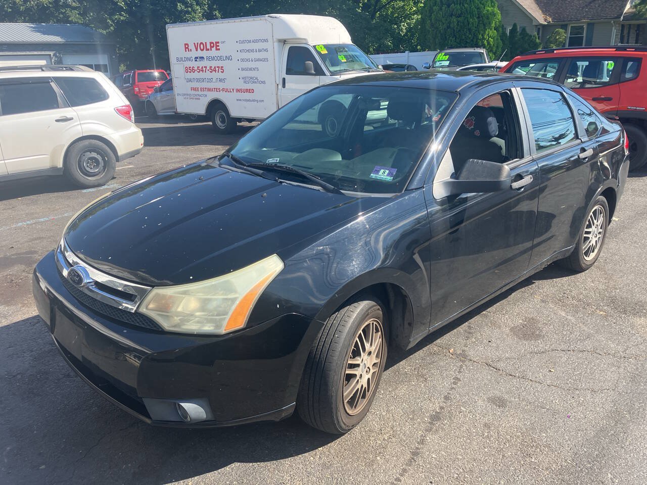 Used 2010 Ford Focus SE FWD image 1