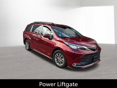 Used 2021 Toyota Sienna XLE w/ XLE Plus Package FWD image 12