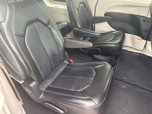 Used 2023 Chrysler Pacifica Touring-L FWD image 36