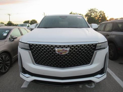 Used 2023 Cadillac Escalade Luxury image 2