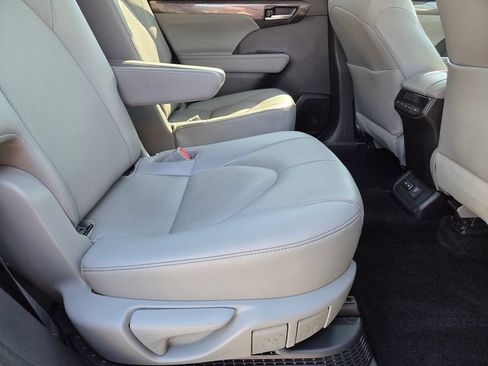 Used 2023 Toyota Highlander Limited AWD/4WD image 37
