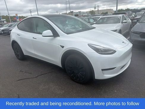 Used 2024 Tesla Model Y Long Range AWD/4WD image 1