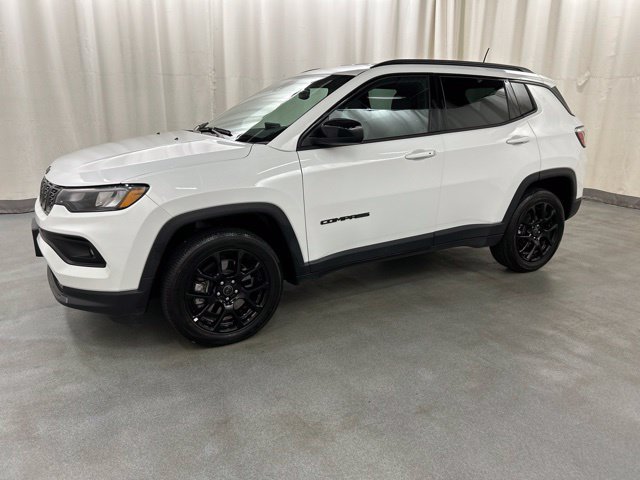 Used 2025 Jeep Compass Latitude w/ Convenience Group AWD/4WD image 2