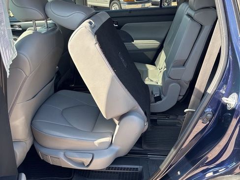 Used 2022 Toyota Highlander XLE image 27