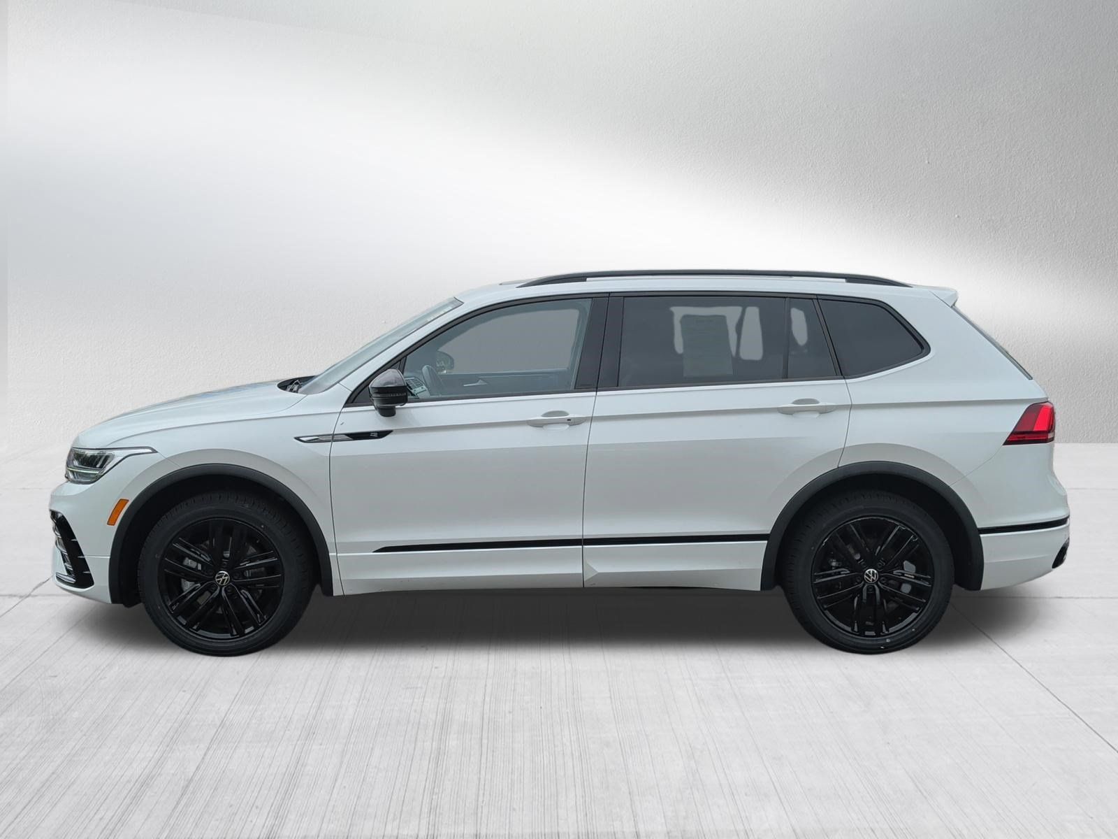 Used 2022 Volkswagen Tiguan SE R-Line AWD/4WD image 4