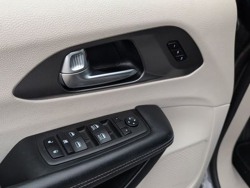 Used 2023 Chrysler Pacifica Touring-L FWD image 17