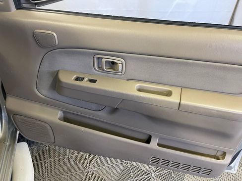 Used 2001 Nissan Frontier SE image 14